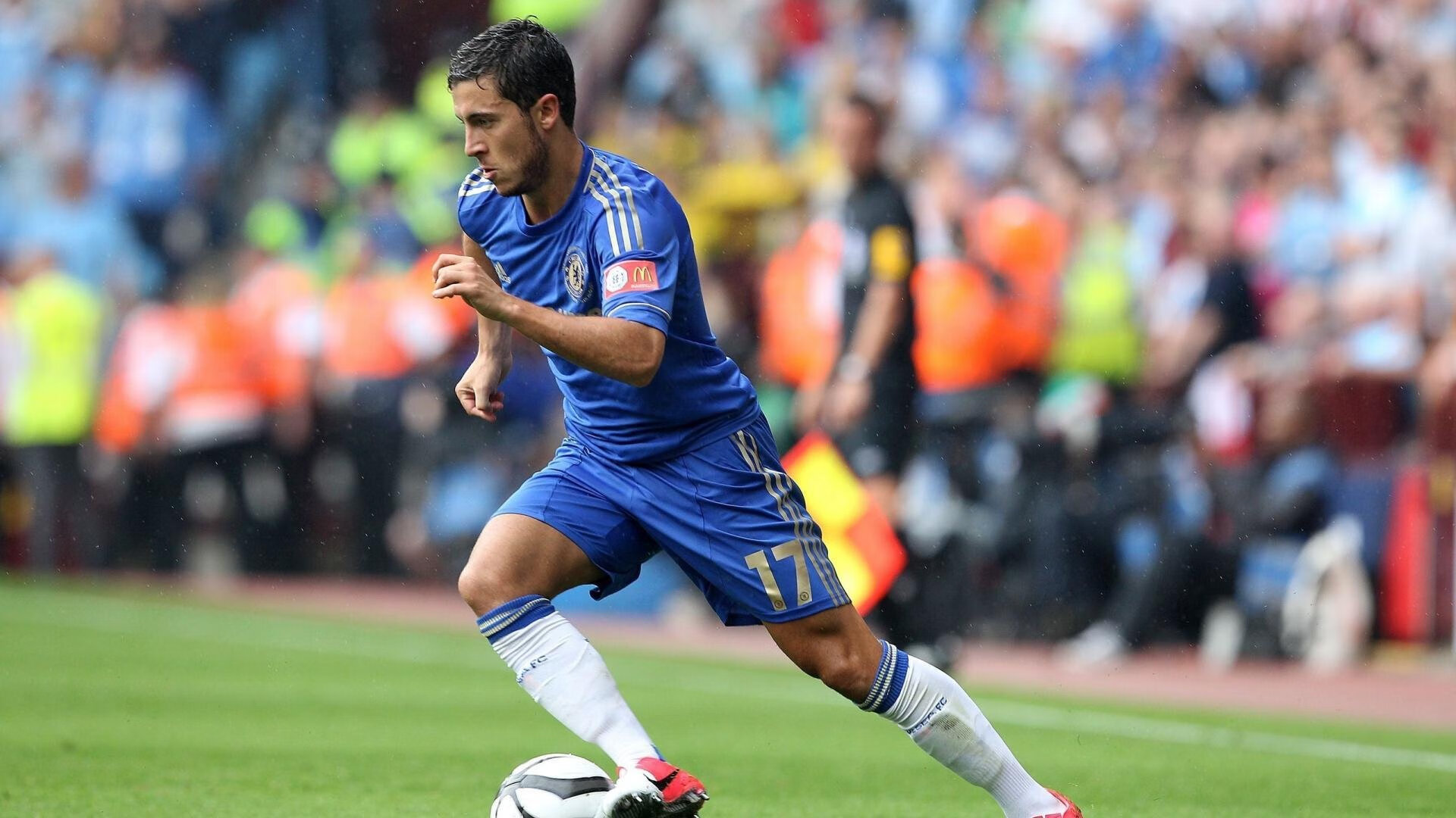 球员伤愈复出首秀表现出色,赢得球迷喝彩,受伤的球星